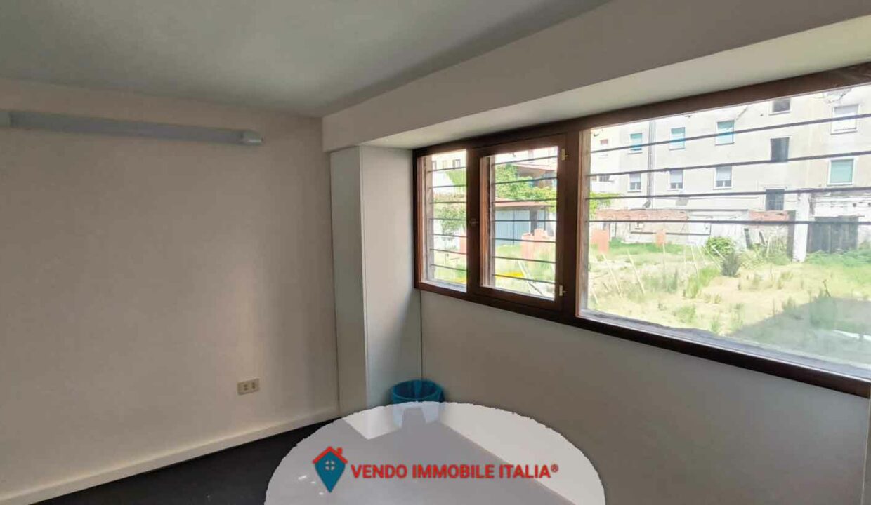 Locale-commerciale-via-cavour-Latina-LT-22